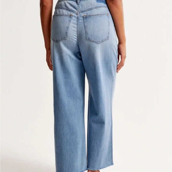 Abercrombie & Fitch - Curve Love High Rise Cropped Wide Leg Jeans - Picture 4 of 9